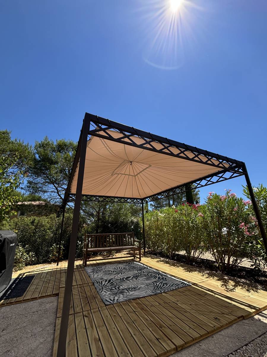 Installation d'une bâche pour gloriette 
