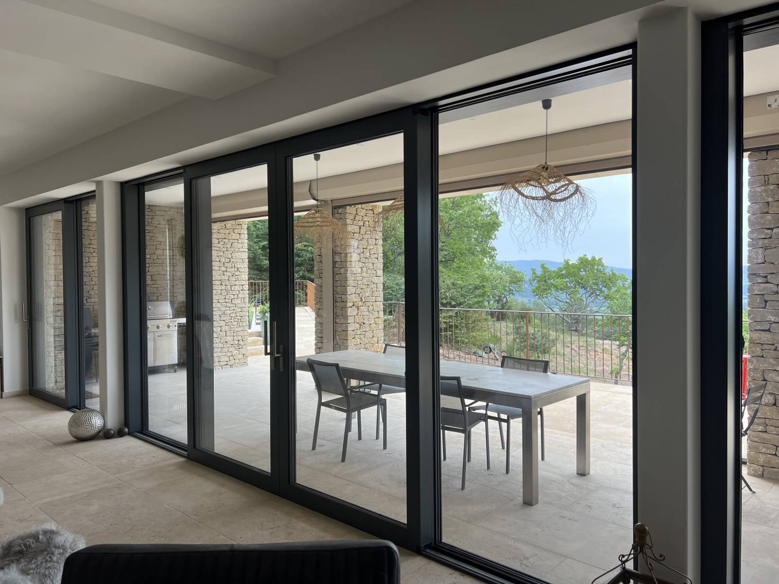 Baie vitrée en aluminium sur mesure dans le Vaucluse et ses alentours