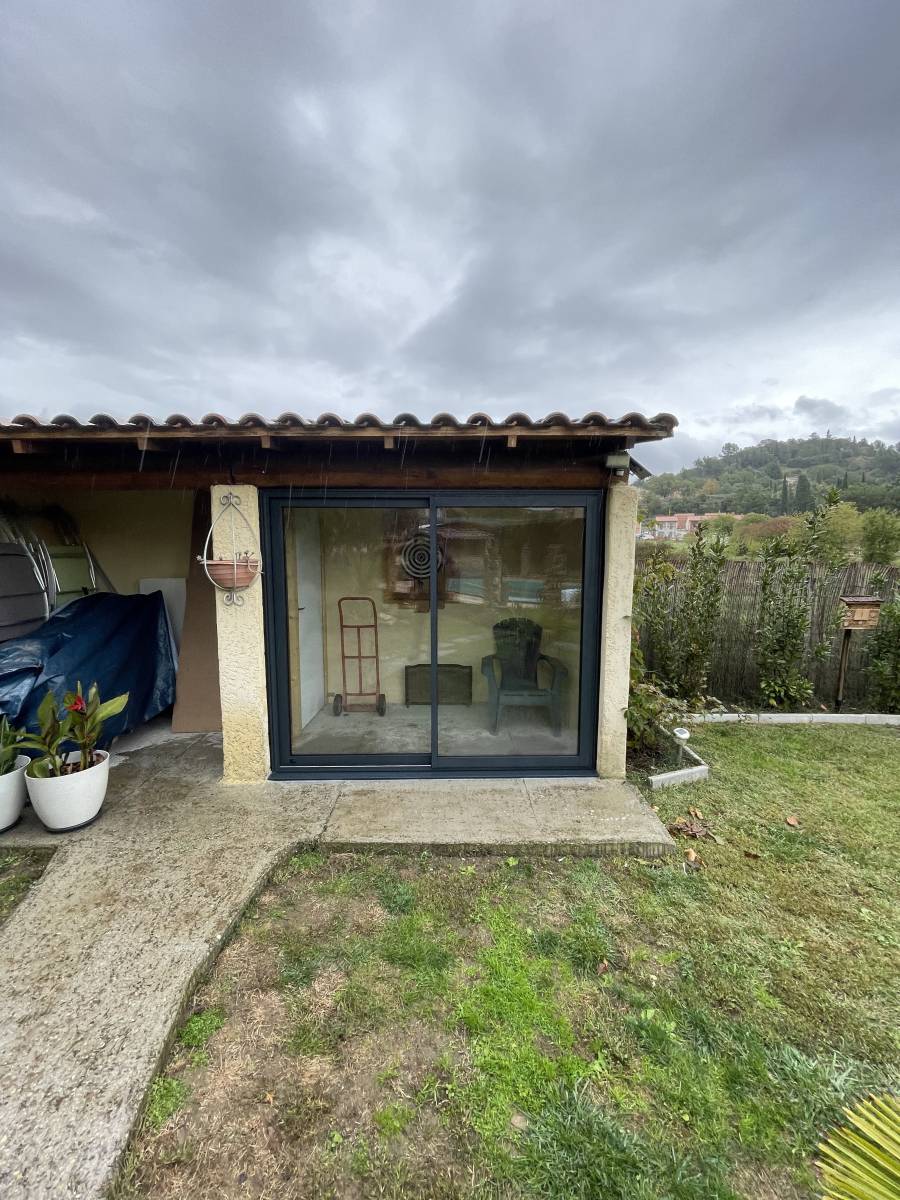 Pose d'une baie vitrée en aluminium, sur-mesure, élaborée par notre équipe de ferronniers qualifiés, dans le Vaucluse (84) !