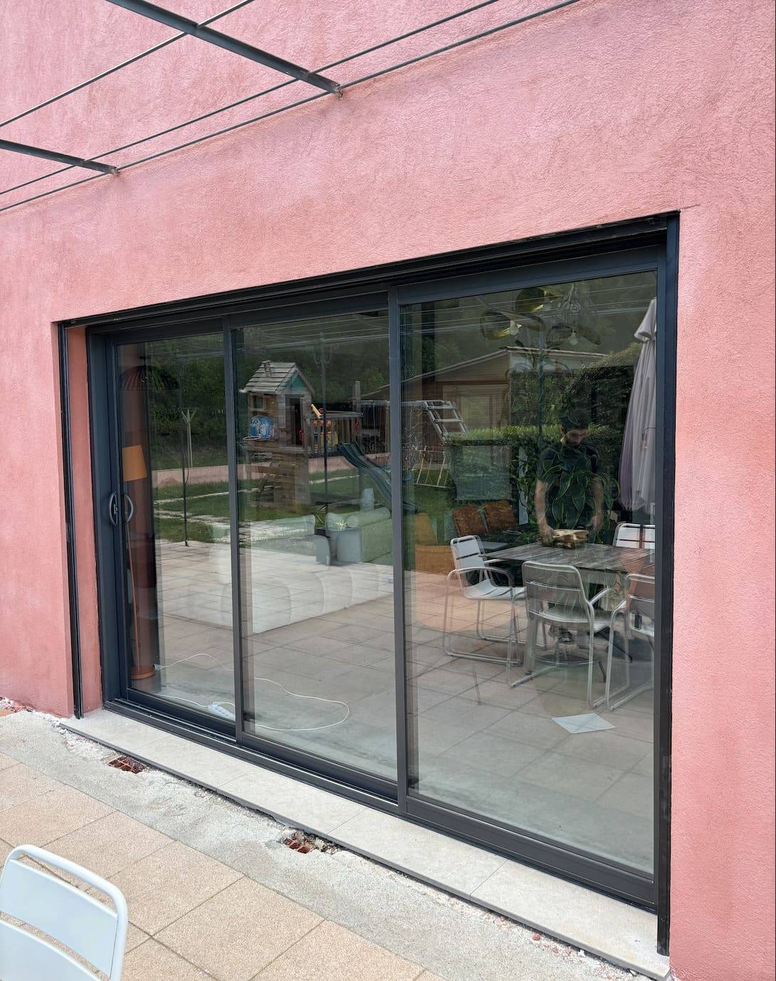 Installation d'une baie vitrée en aluminium sur mesure, à Apt (84), élaborée par Savoir Fer dans le Luberon et ses alentours 